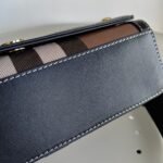 Burberry's new retro plaid small bag - Image 5