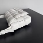 Bottega Veneta, mini shoulder bag - Image 3