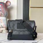 Messenger PM Voyager small messenger bag