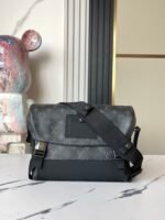 Messenger PM Voyager small messenger bag