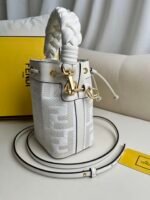 whiteMon Tresor small bucket bag. - Image 3