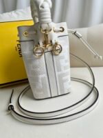 whiteMon Tresor small bucket bag. - Image 5