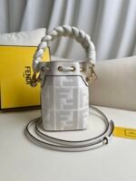 whiteMon Tresor small bucket bag. - Image 2