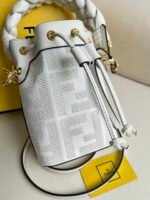 whiteMon Tresor small bucket bag. - Image 4