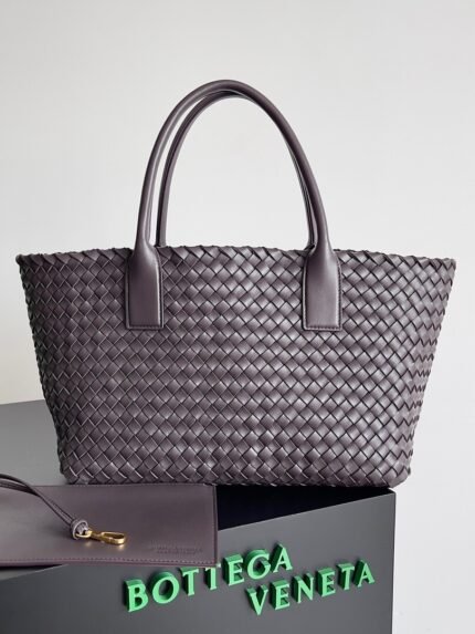 Bottega Veneta"CABAT" bag collection (medium size 32)