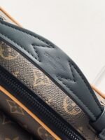 Louis Vuitton  Lock messenger bag - Image 7