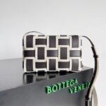 Bottega Veneta, shoulder bag - Image 2