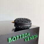 Bottega Veneta, petal woven dinner bag - Image 2