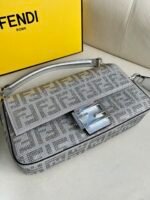 Iconic medium-sized Baguette handbag - Image 5