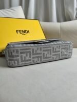 Iconic medium-sized Baguette handbag - Image 9