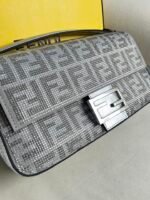 Iconic medium-sized Baguette handbag - Image 3