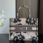 Dior Tote's latest Chinese style embroidery elements are elegant