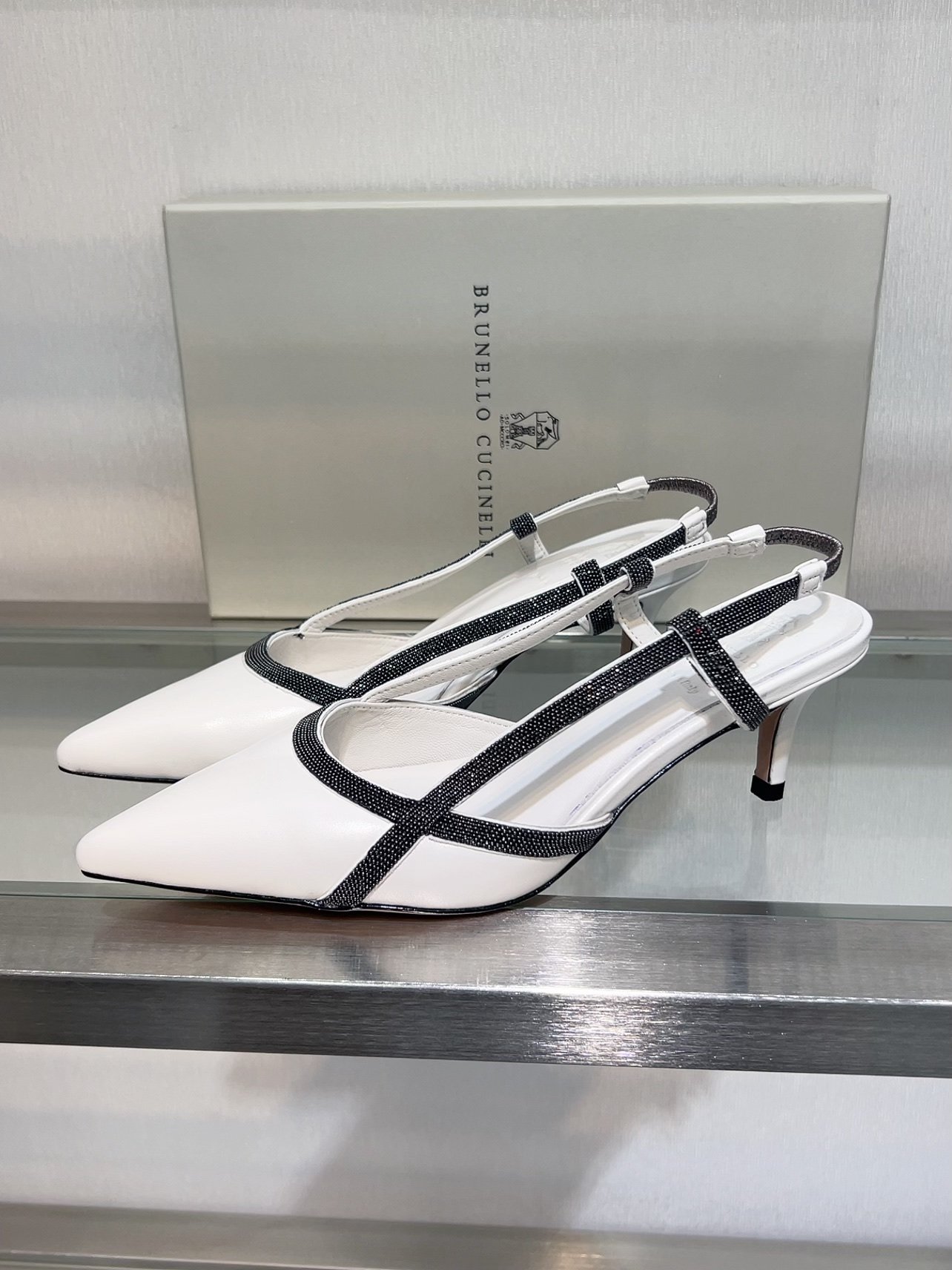 i1714225296_6044_8.jpg Brunelleocucinelli: New mid-heeled sandals with leather outsole - Image 1