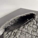 Bottega Venetaa crossbody bag - Image 9