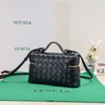 Bottega Veneta shoulder bag Makeup bag - Image 2