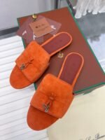 Loro Piana's new women's flip-flops with metal clasp - Image 4