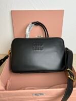 MiuMiu SS23 autumn and winter new briefcaseThe classic and atmospheric design of the bowling bag,