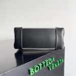 Bottega Veneta The eight character buckle (bow tie) handbag - Image 4