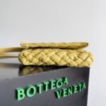 Bottega Venetaa crossbody bag - Image 4