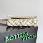 Bottega Venetaa crossbody bag - Image 4
