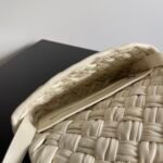 Bottega Venetaa crossbody bag - Image 9