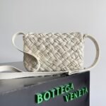 Bottega Venetaa crossbody bag - Image 3