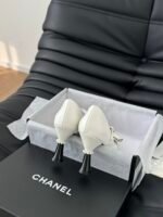 Classic Chanel kitten heels - Image 3