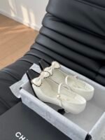 Classic Chanel kitten heels - Image 7