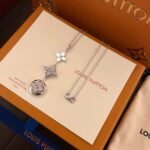 Louis Vuitton Three Flower Full Diamond Necklace - Image 5