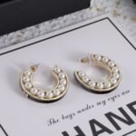 Chanel's new pearl earrings - Image 5